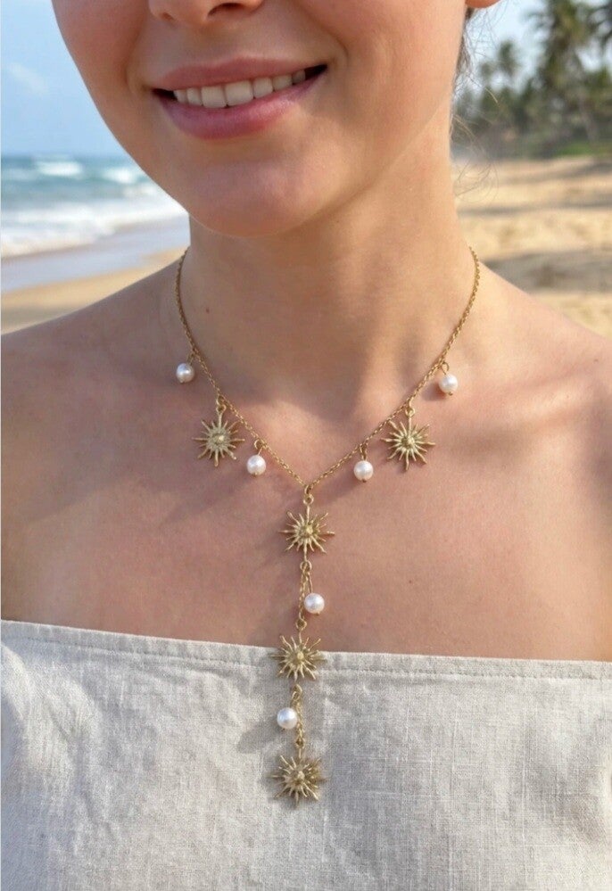 ✨ Collier Long Y Doré – Soleils & Perles Nacrées ✨