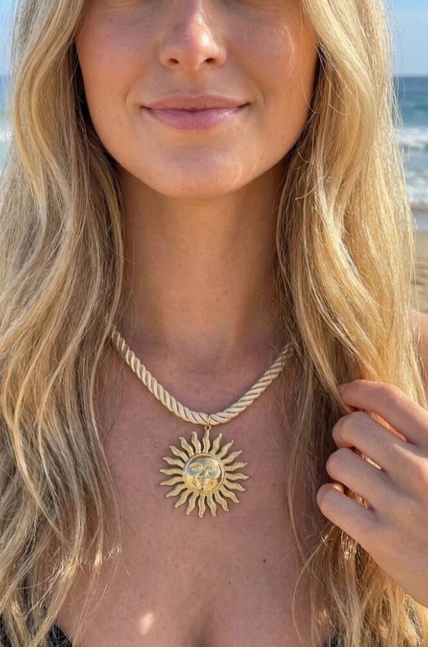 ☀️ Collier Tressé Soleil & Étoile de Mer – L’Essentiel de l’Été 🌊✨