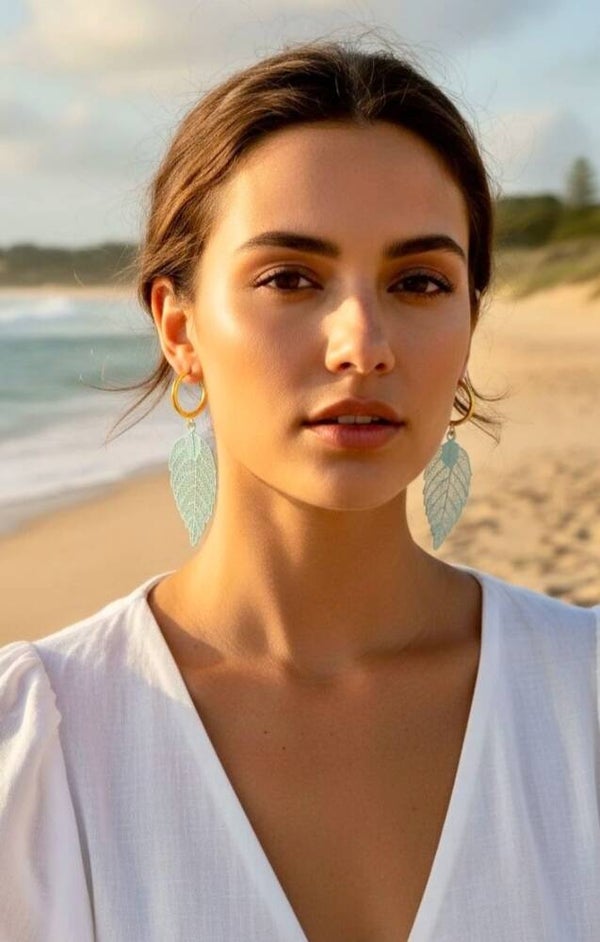 ✨ Boucles d’oreilles “Petite Créole & Feuille pastel” ✨