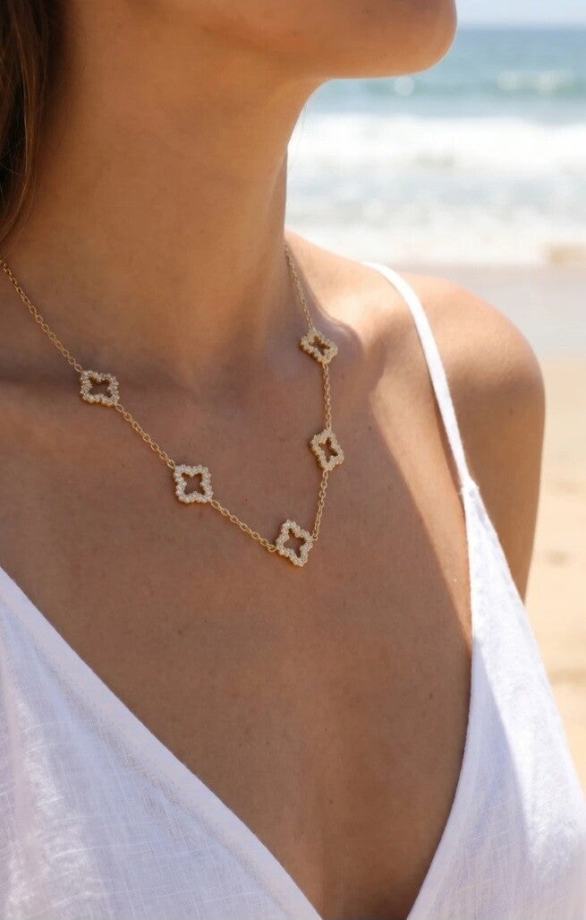 ✨ Collier Trèfles Strass – La Pépite du Moment ✨