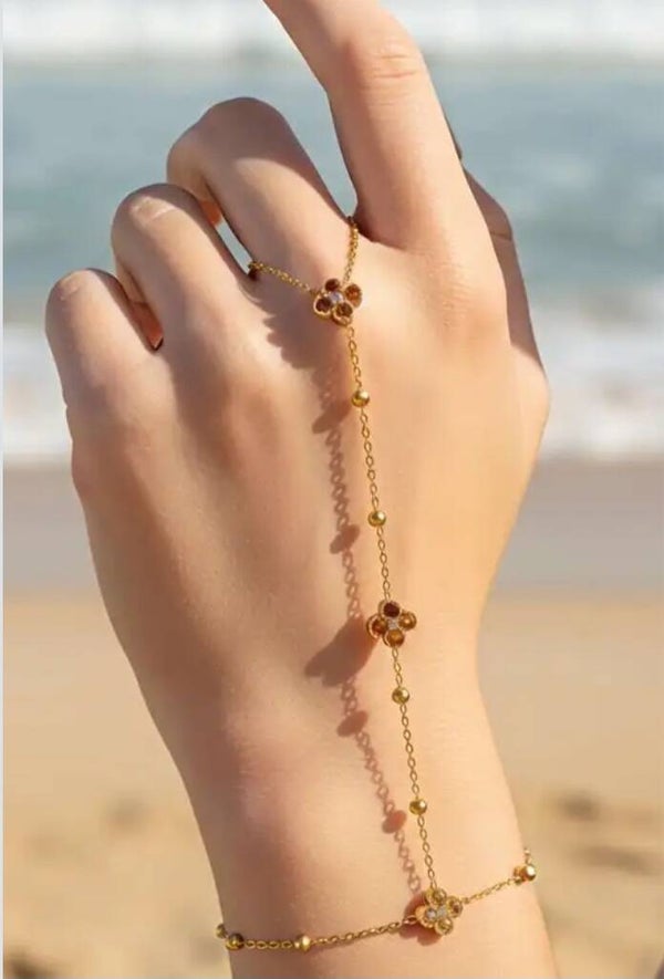 💫 Chaîne de main dorée  avec boules et trèfles en zircon – Acier inoxydable ajustable 🍀✨