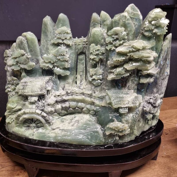jade sculptuur met gedetailleerd landschap  35x32cm 12kg