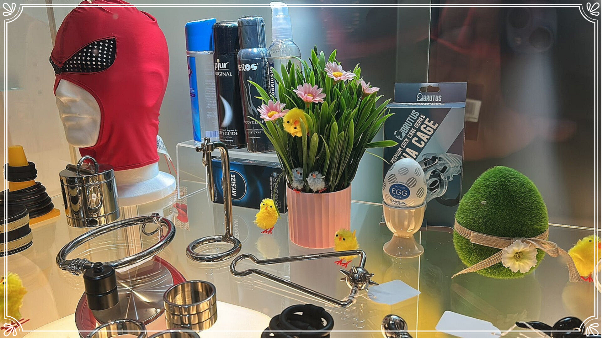 Vitrine Pâques Argos Love Shop Bruxelles : masque Spiderman, œufs poussins, Commandant Cage, lubrifiants, menottes, bien-être sexuel intime rue des Riches-Clairs 1000 Bruxelles