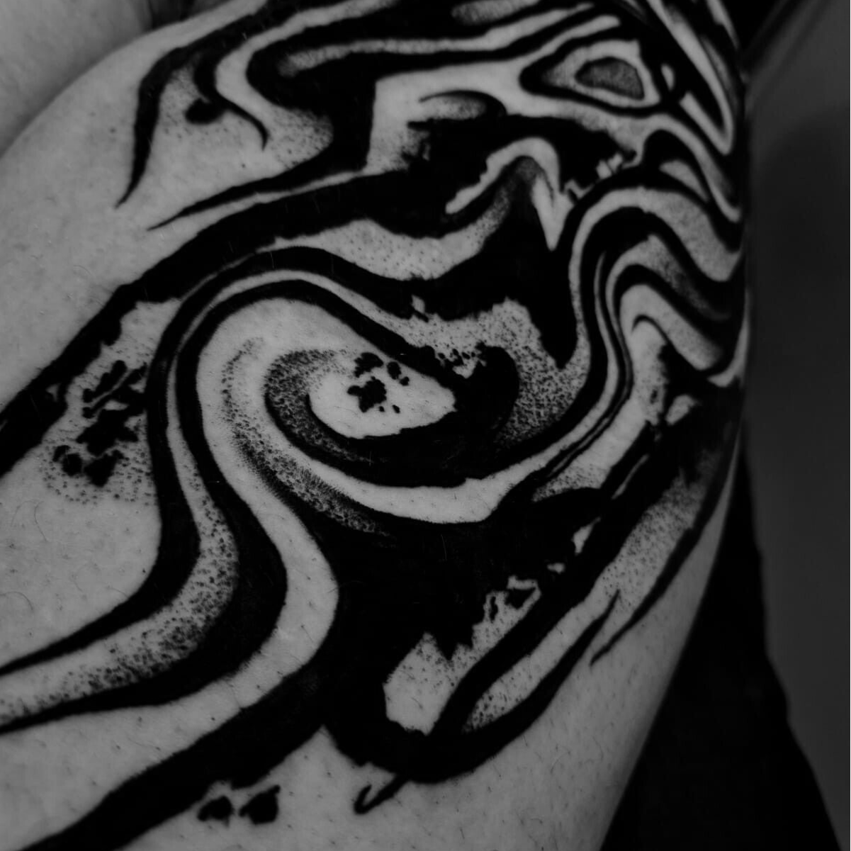 Schriftzug Tattoo in schwarz mit Farbverlauf