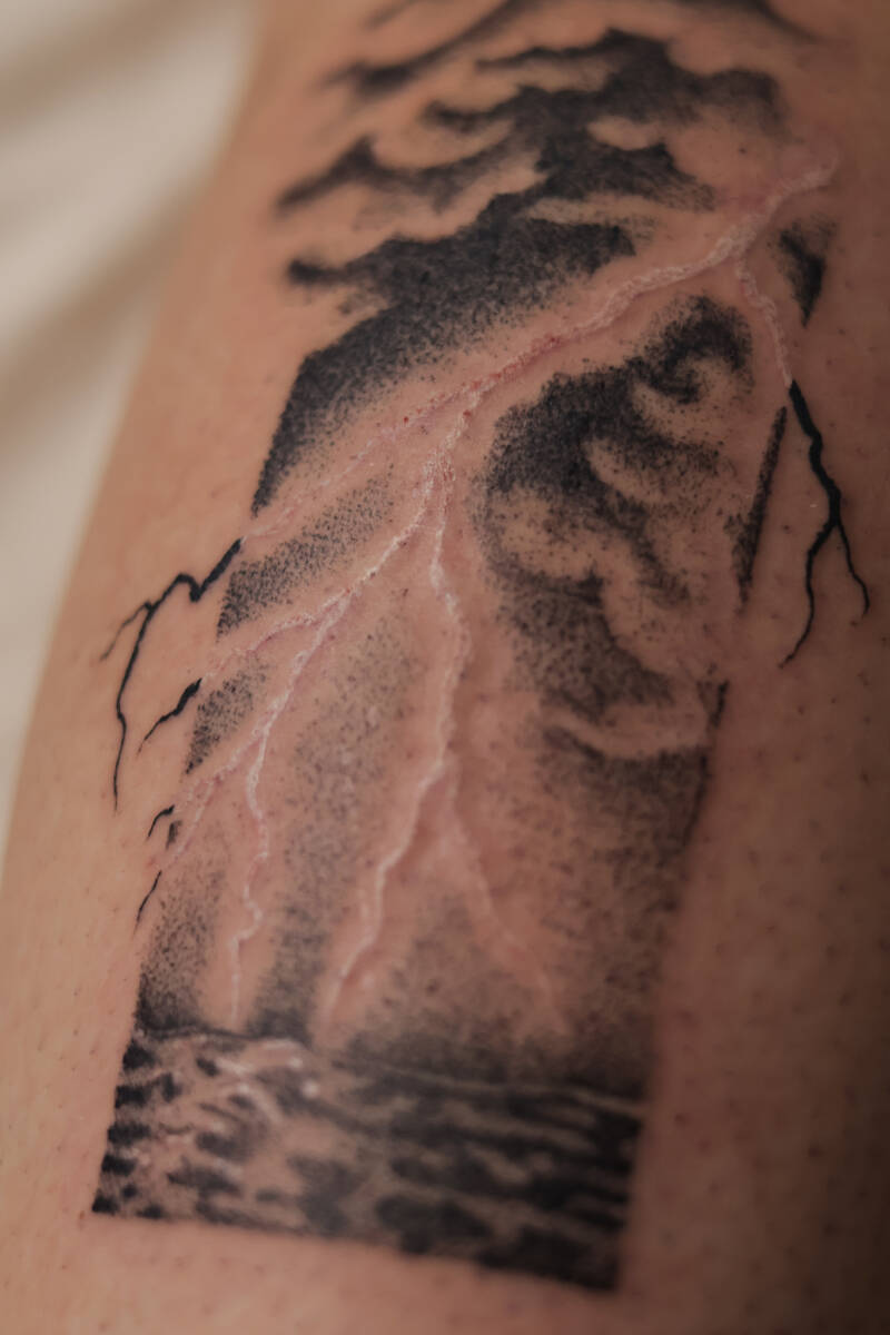 Micro Realismus Tattoo Gewitterwolken 