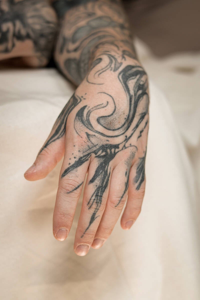 Abgeheiltes Oil Tattoo auf der Hand Blackworktattoo