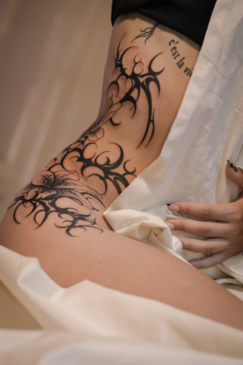 Ästhetisches Tribal cybersygilismtattoo blackwork Tattoo mit Lilien