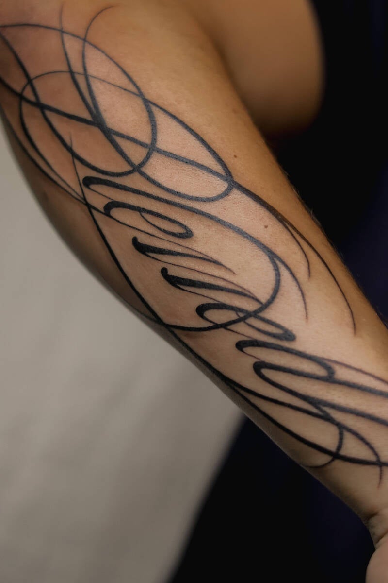 Schriftzug Blessed in blackwork auf dem Unterarm