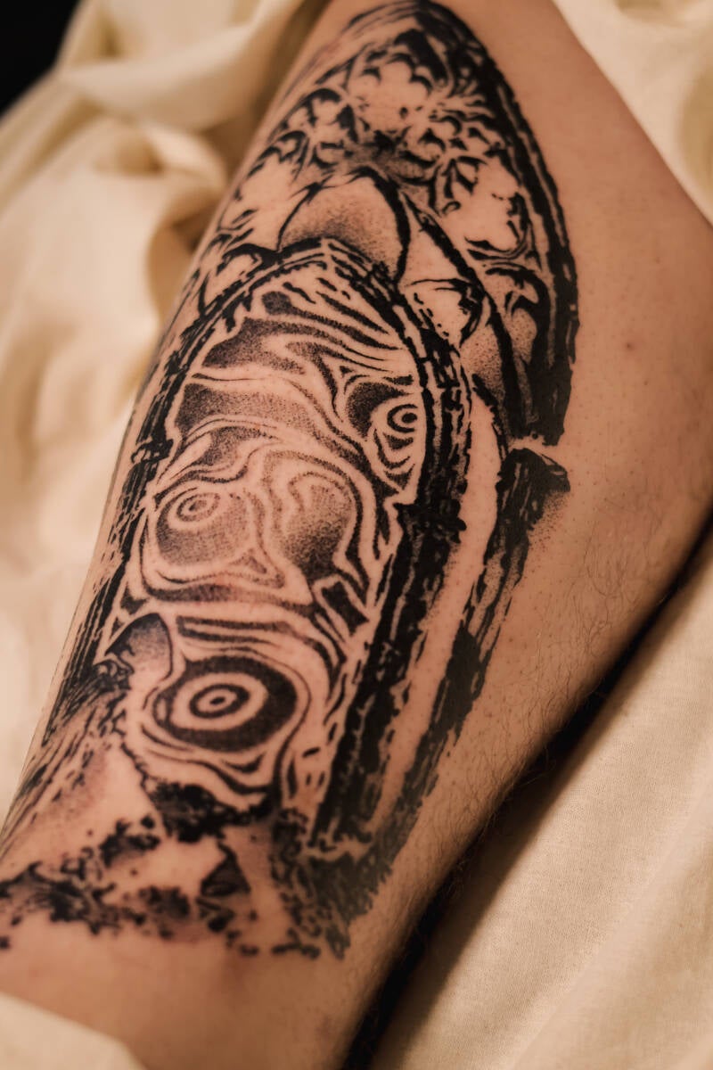 Schienbein Tattoo blackwork und dotwork Costum Projekt 