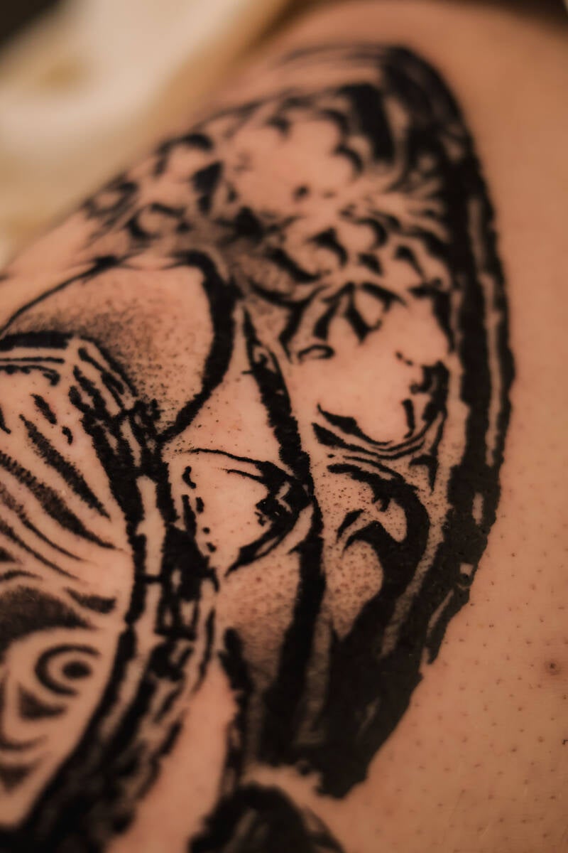 Detail Nahaufnahme Tattoo blackwork und dotwork