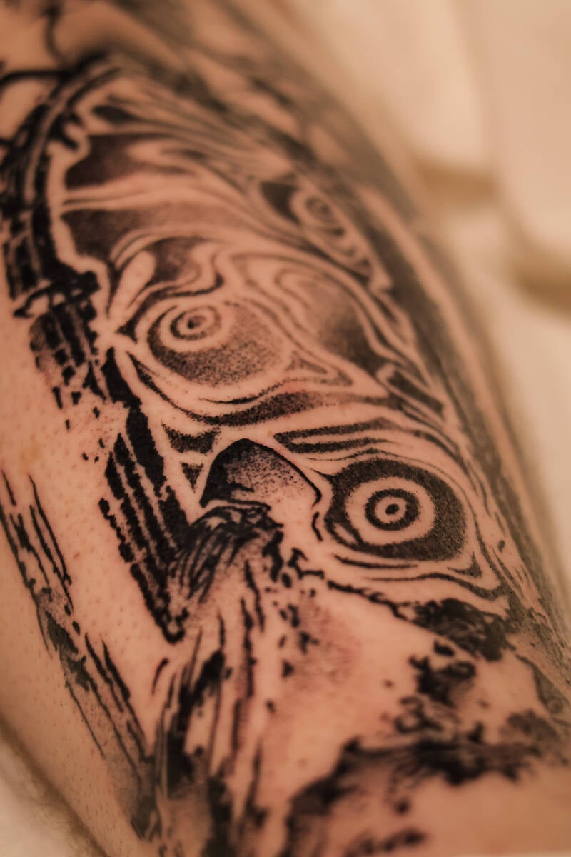 Trance blackworktattoo mit leichtem dotwork 