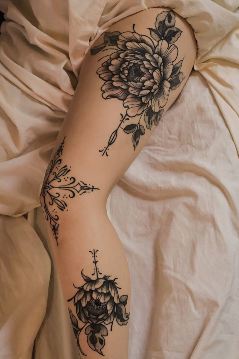 Komplett verheiltes Bein Sleeve mit Blumen auf dem Oberschenkel und auf der Wade gemischt mit Ornamenten auf der Kniescheibe 