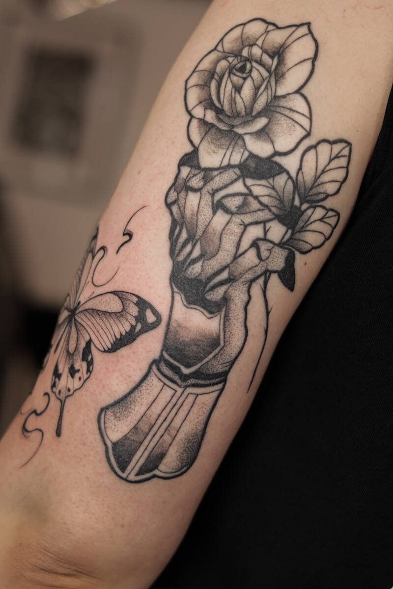 Dark Illustrativ Blackwork Tattoo: Ritterhandschuh hält eine Rose.