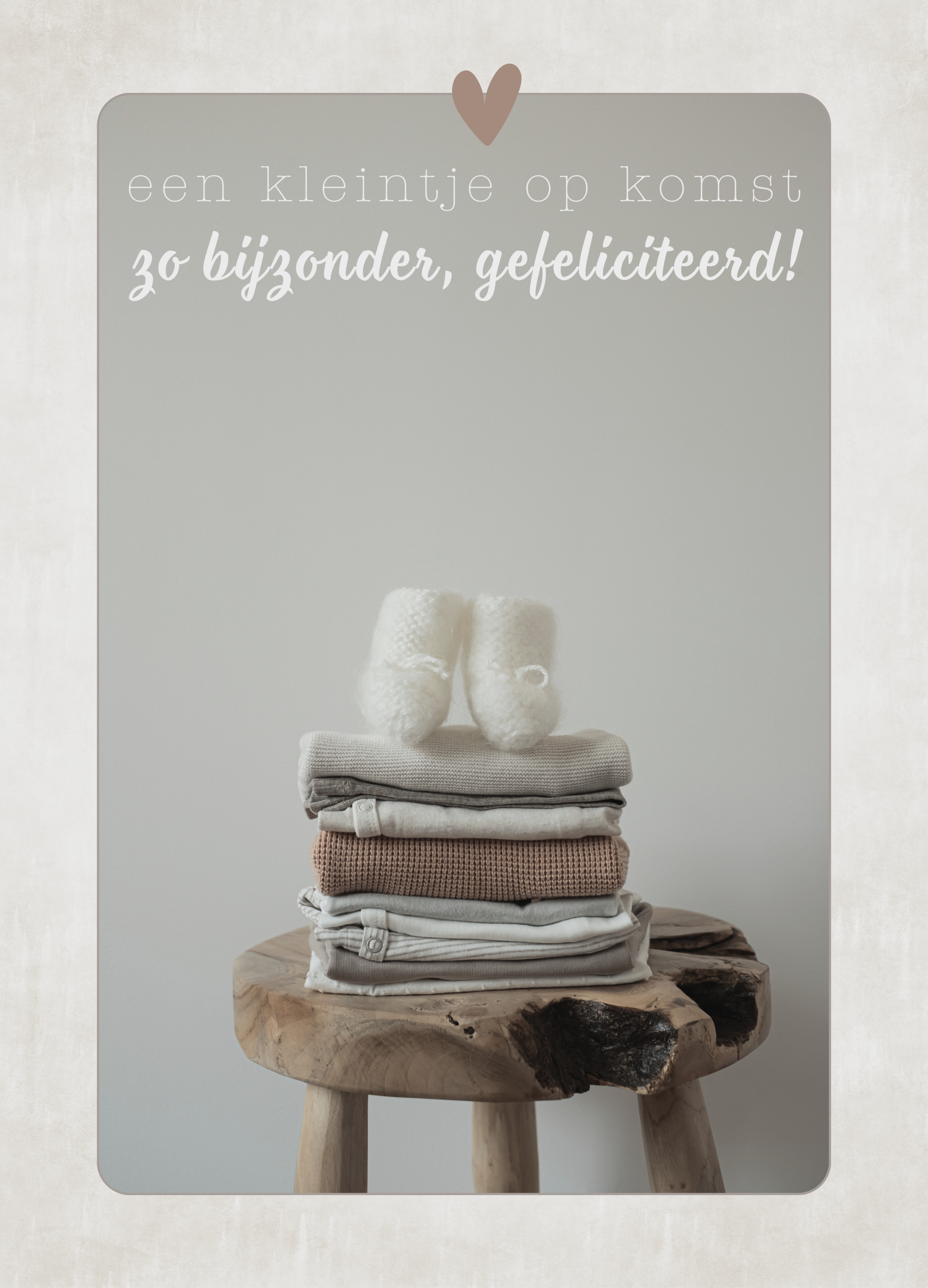 Kleintje op komst - stapeltje kleren