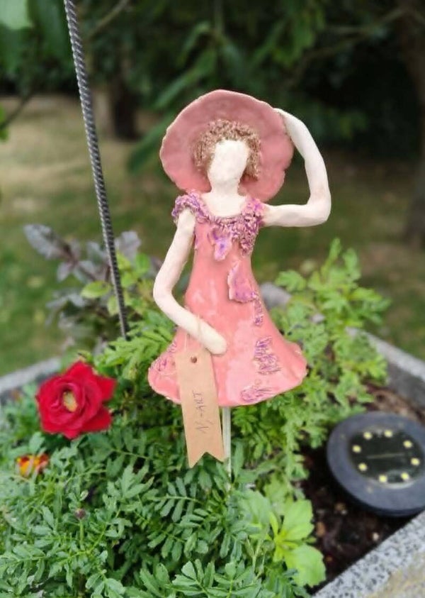 Dame met hoed-roze