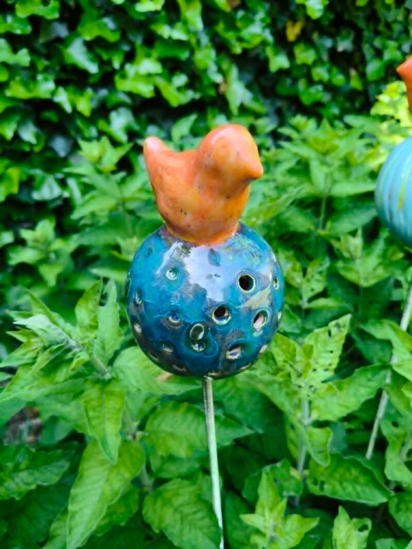 Tuinsteker (oranje vogel donkerblauwe bol)
