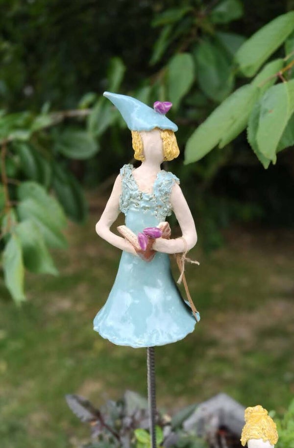 Elfje -reading lady