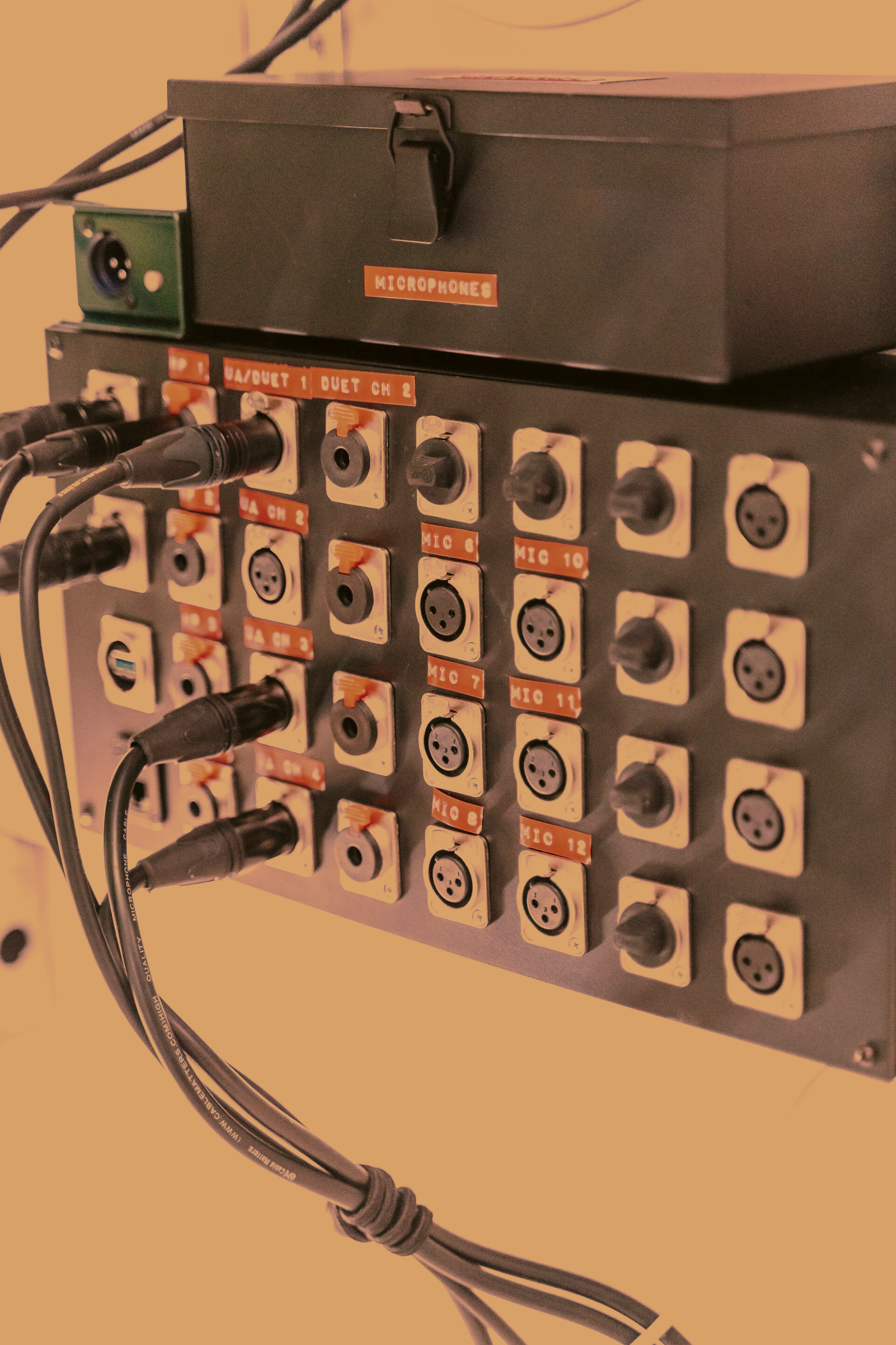 Panelen met stekkers/aansluitingen, wat symbool staat voor afstemming en verbinding.