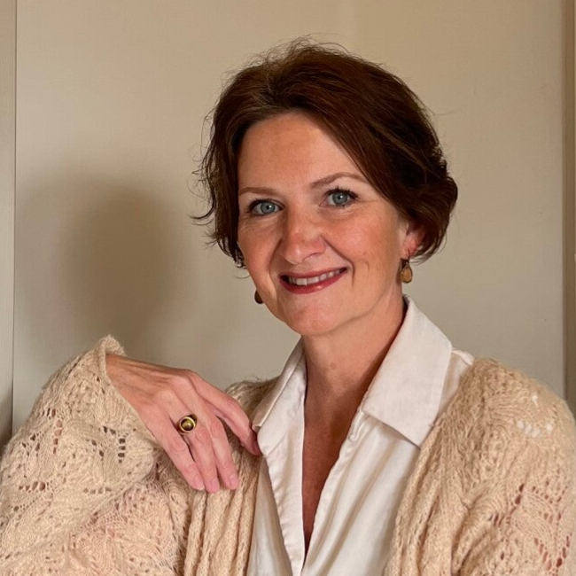 Portretfoto van Anneke de Vries. Eigenaar Praktijk Ego Sum. Toegepast Psycholoog en counsellor. Rustige en vriendelijke uitstraling.