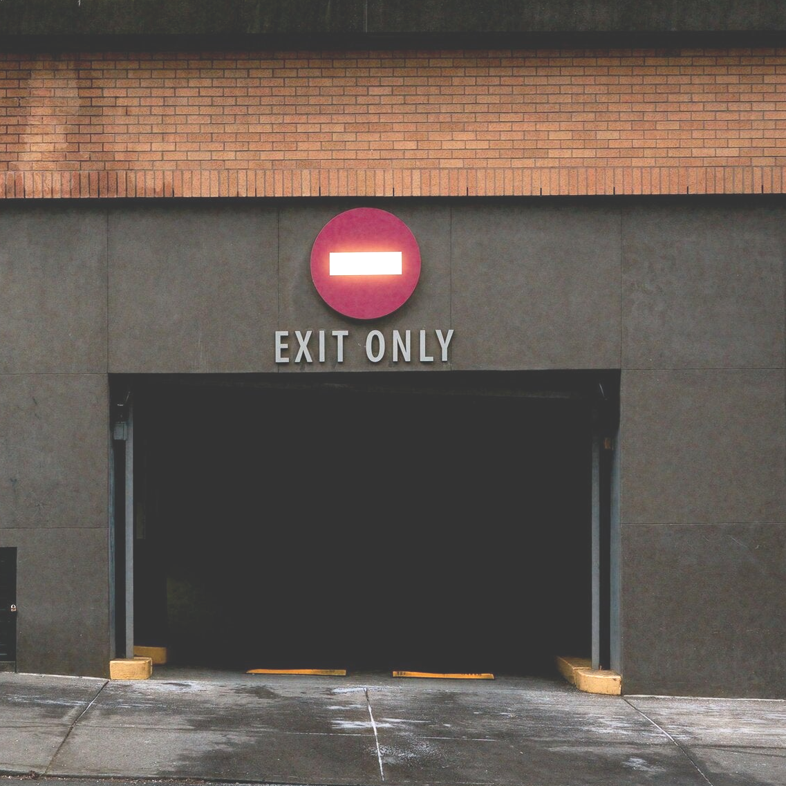 Uitgang van een parkeergarage, met het bordje: ''exit only' erboven.