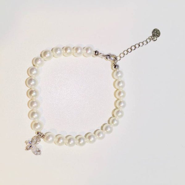 Armbandje parels en vlinder