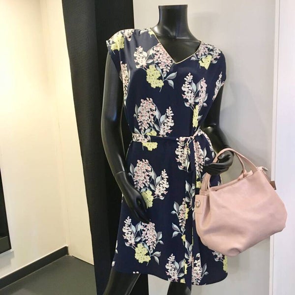 Kleedje donkerblauw met bloemenprint