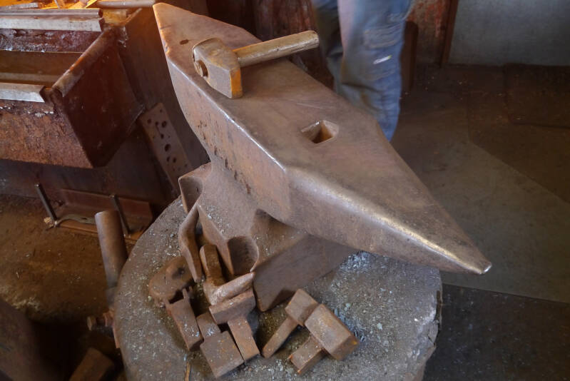 Het aambeeld dat al bijna 100 jaar in de smederij te Budel gebruikt wordt
