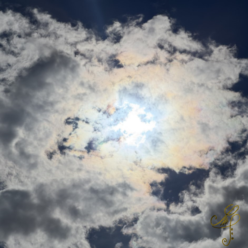 Strahlender Sonnenschein hinter weißen Wolken