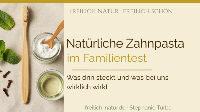 Natürliche Zahnpasta: Holzzahnbürste, Zahnpulver im Glas, Nelken und Minze auf Leinen