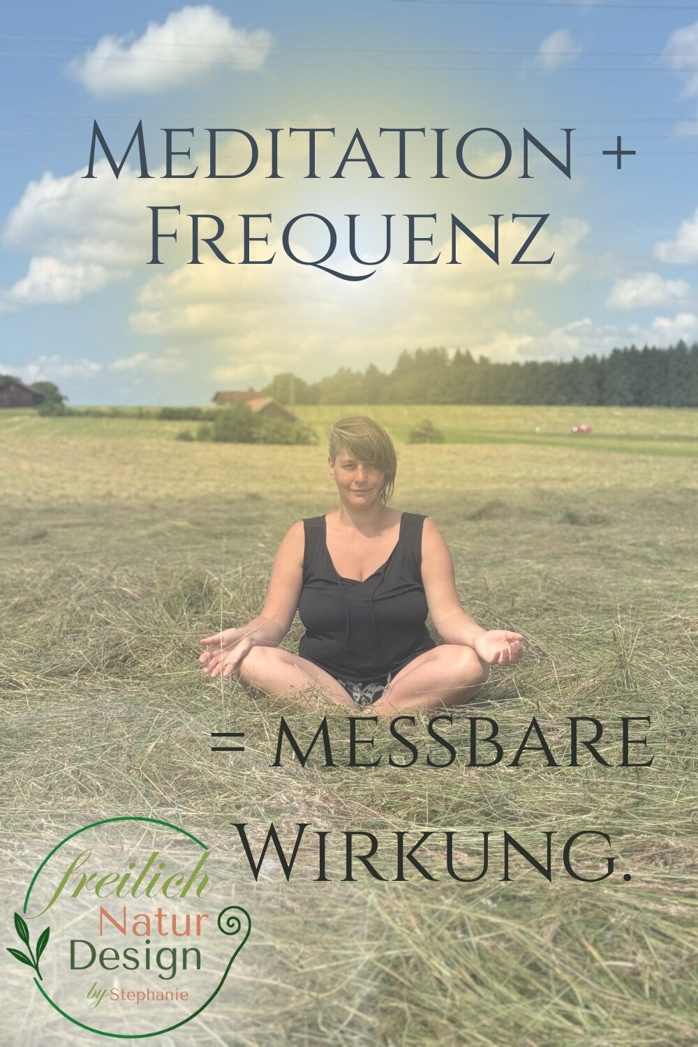 Frau sitzt in der Natur und erfährt Frequenzerhöhung durch Stille und Erdung