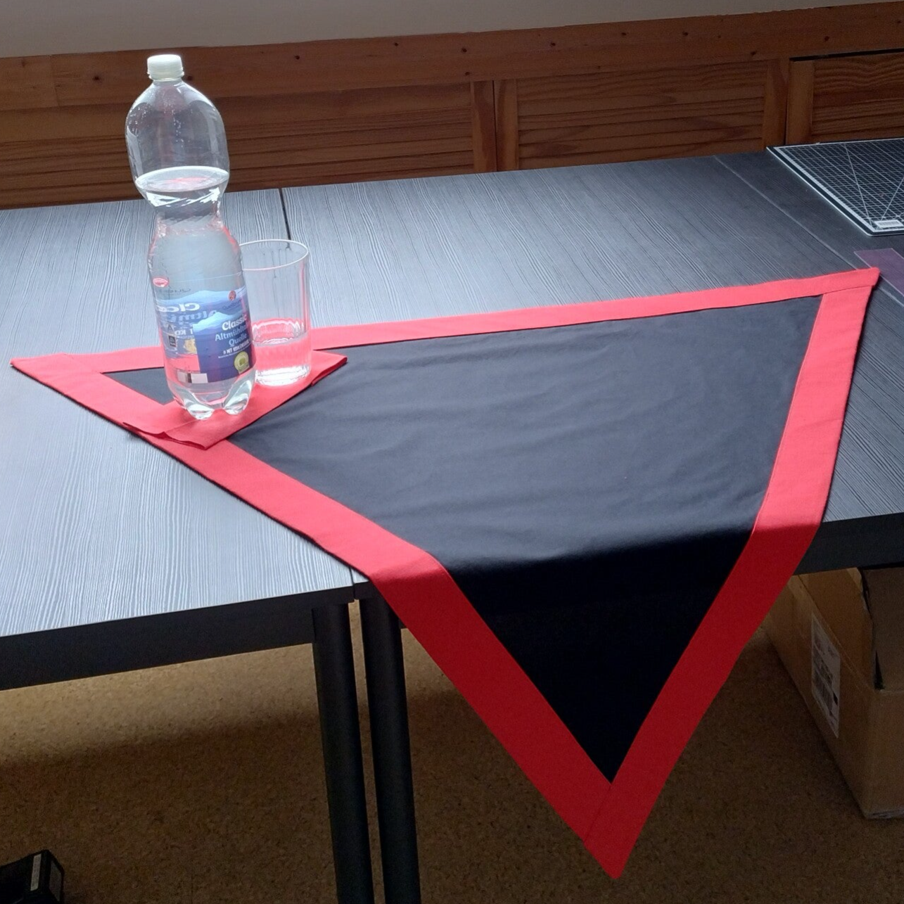 Tischdecke Dreieck "BlackColour" / schwarz-rot