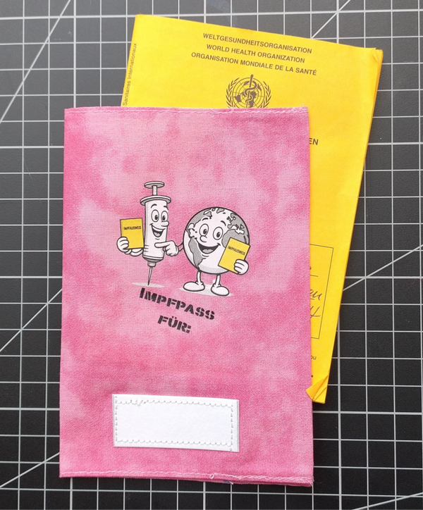 Impfpasshülle "Impfi & Globus", verschiedene Farben mit Muster, nachhaltig, 100% Baumwolle
