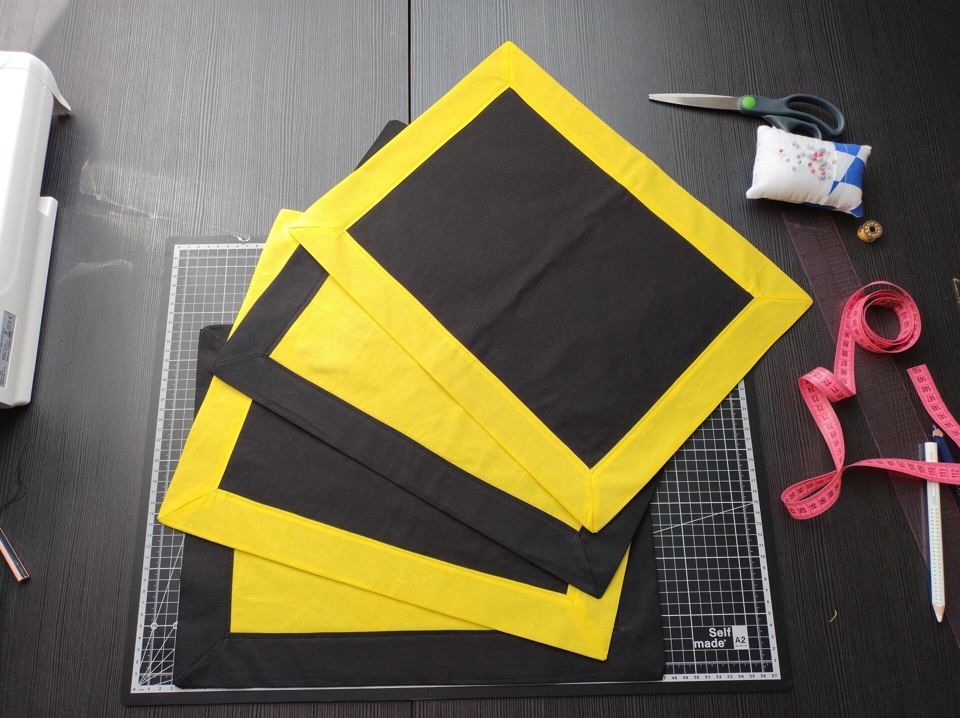 Platzgedeck 4er Set "BlackColour" / schwarz-gelb