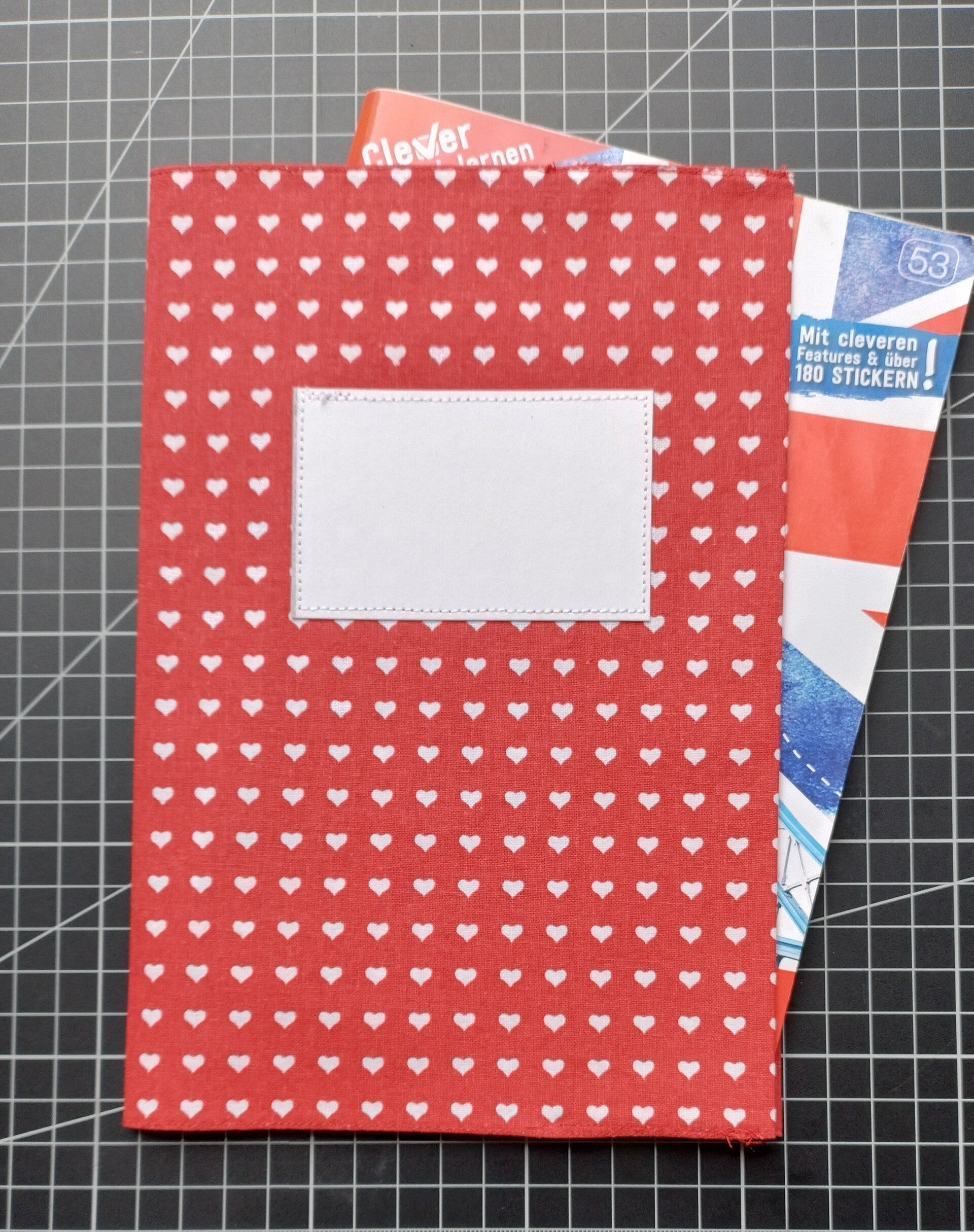 Heftumschlag DIN A5, nachhaltig, 100% Baumwolle rot mit weißen Herzen