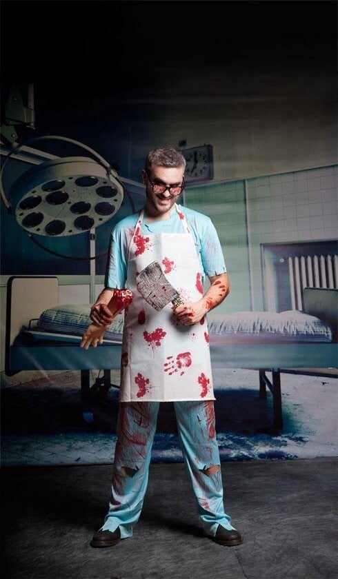 Bloedige schort met handafdruk