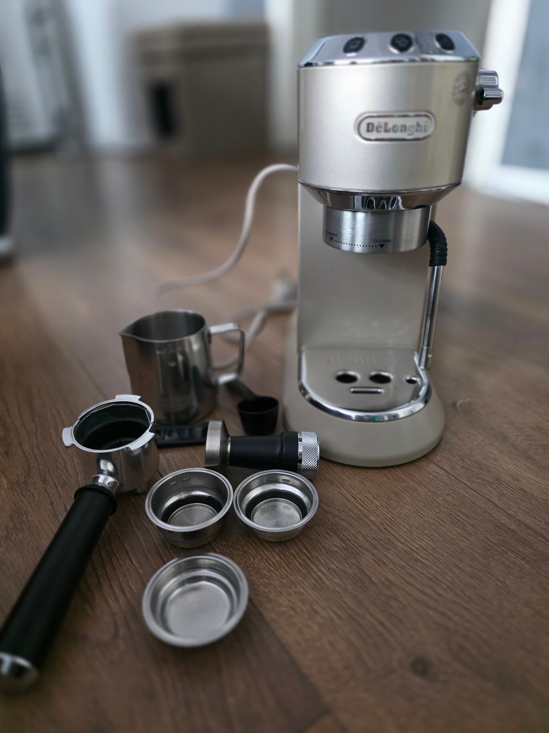 DeLonghi Dedica Arte EC885.M Siebträger Espressomaschine 15 bar Milchschaumdüse