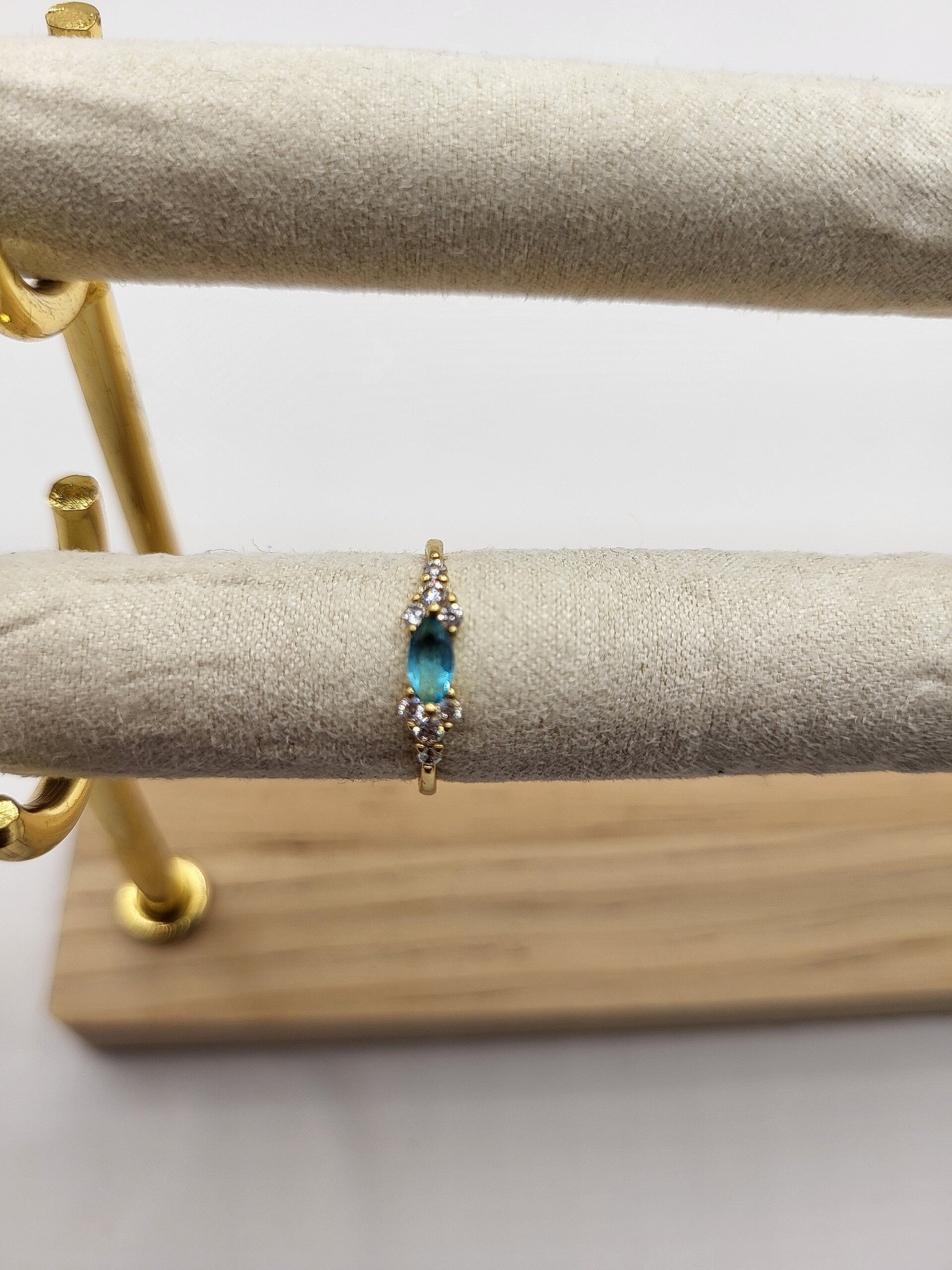 Ring met lichtblauw steentje