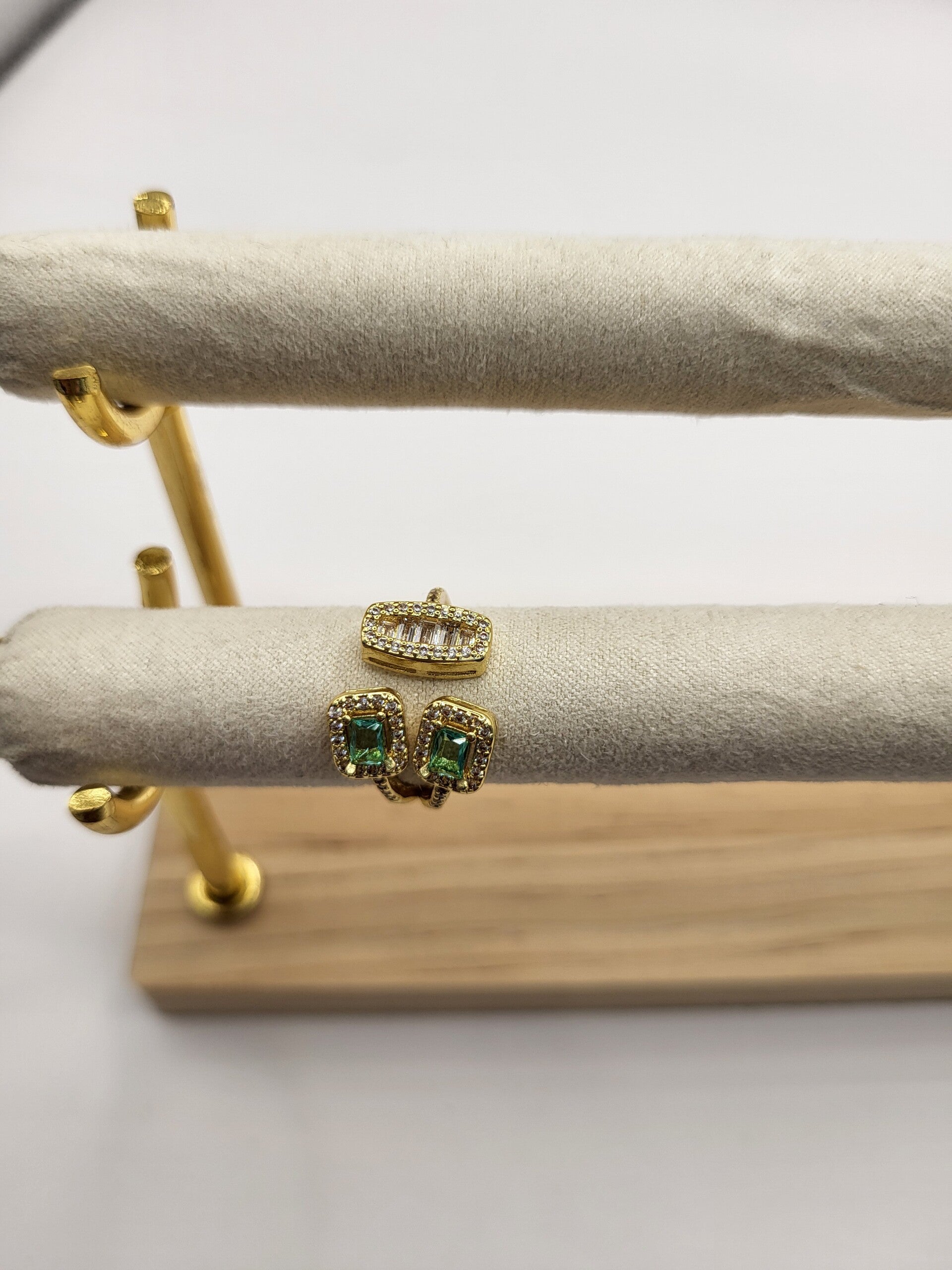 Ring met smaragdgroene steentjes