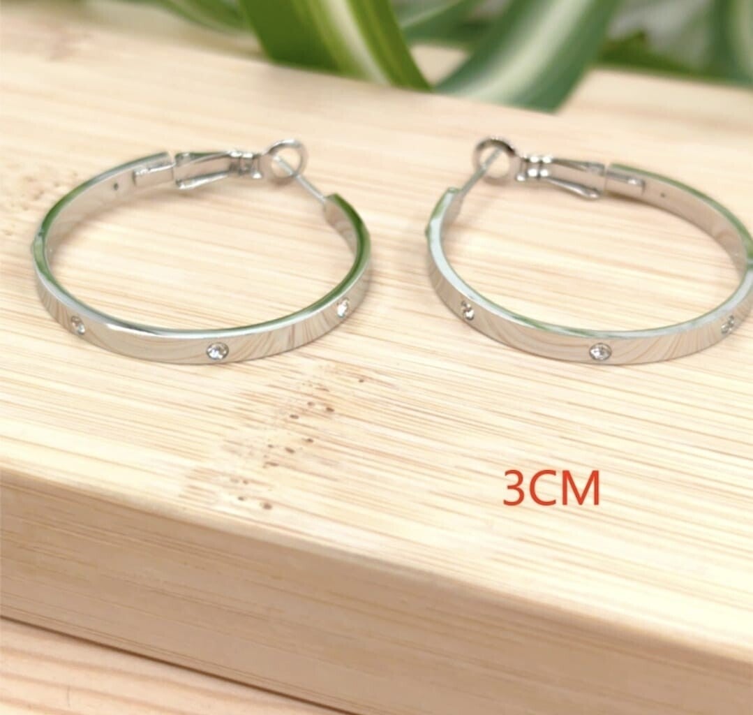 Zilveren hoops met glitter steentjes