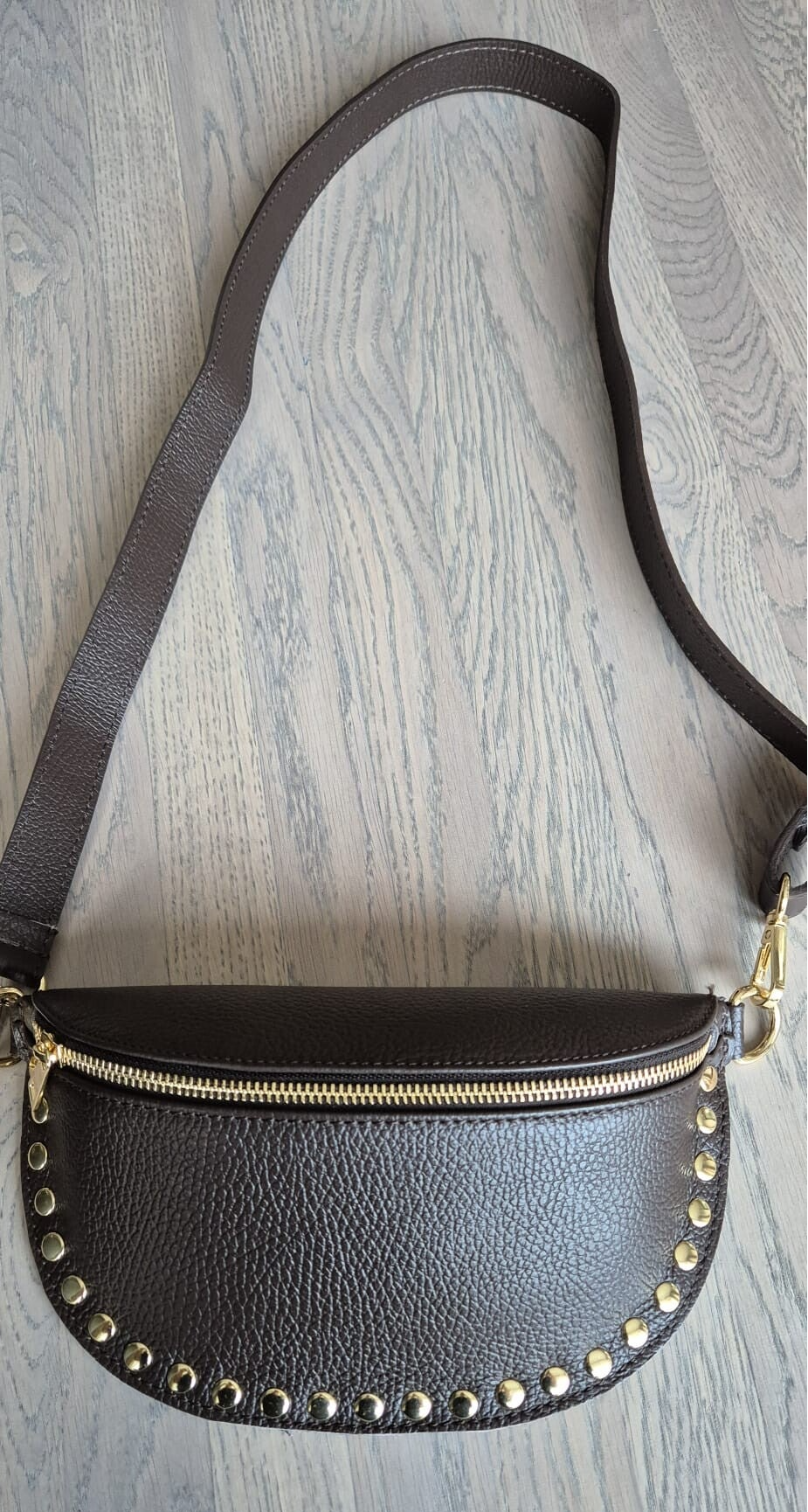 Heuptas/crossbody met studs - donker bruin