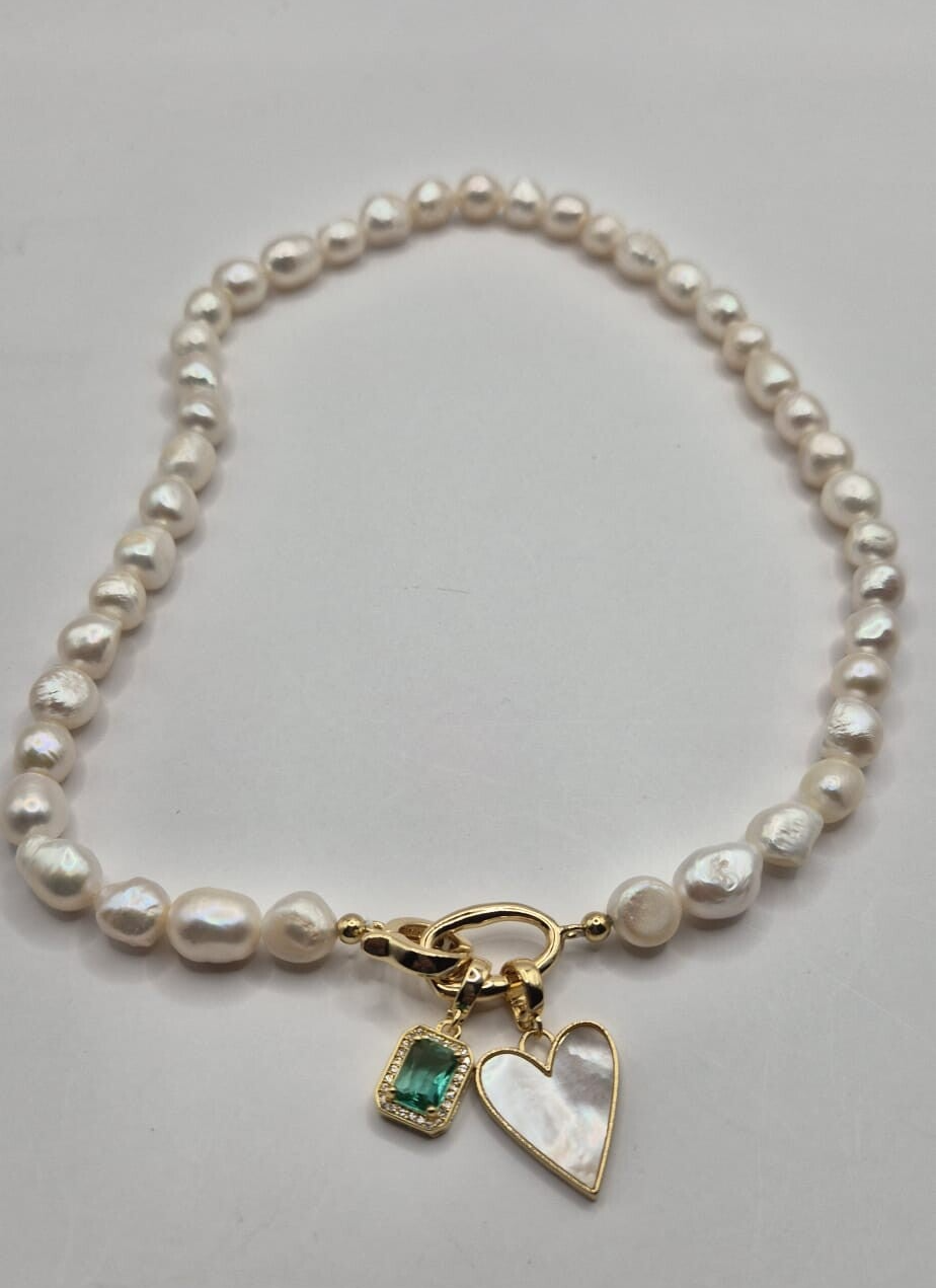 Zoetwaterparel ketting met 2 bedels: Parelmoer hart & smaragdgroene steen
