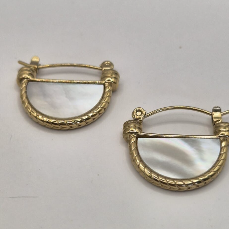 By Jam - maan-vormige oorbellen met parelmoer