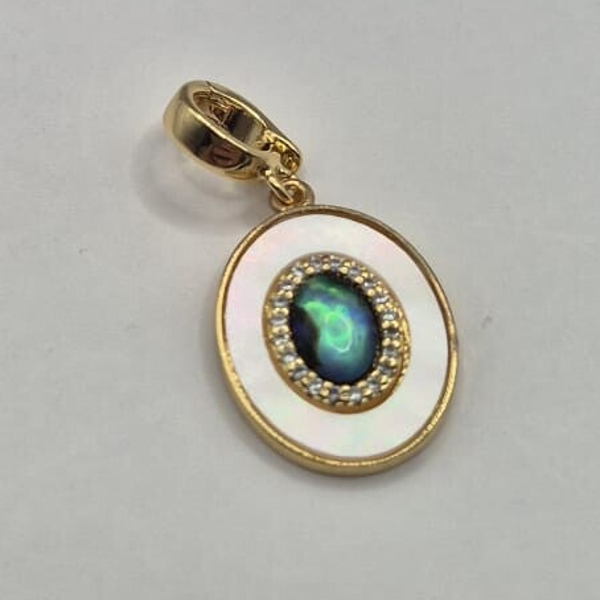 Ovale bedel  met groen/zwart kern