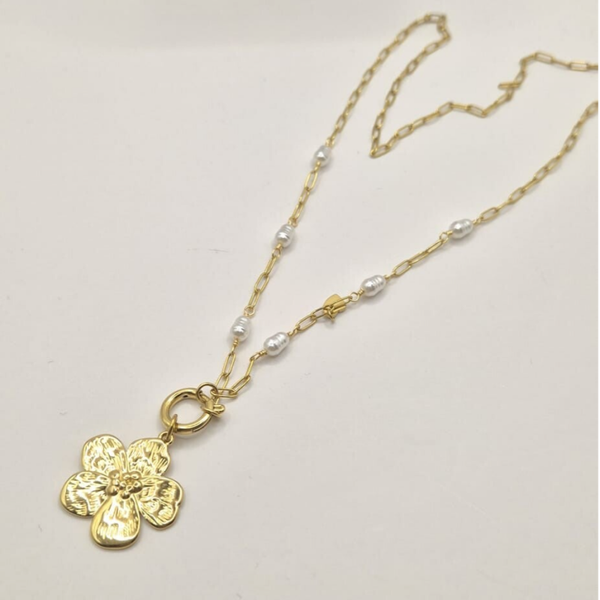 Bloem met parels ketting
