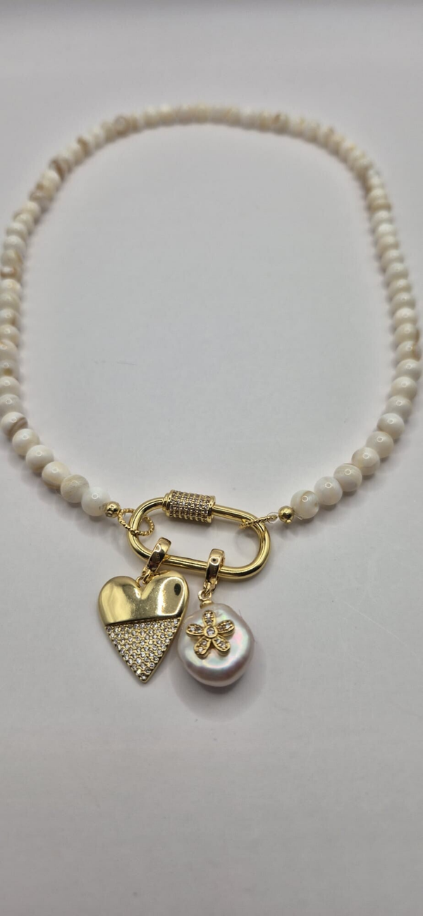 Schelpen kralen ketting met karabijnsluiting en 2 bedels: goud hart & parel met bloem