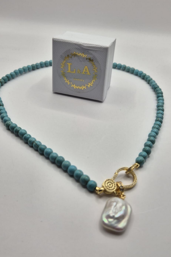 Turquoise kralenketting met barokparel en vergulde sluiting