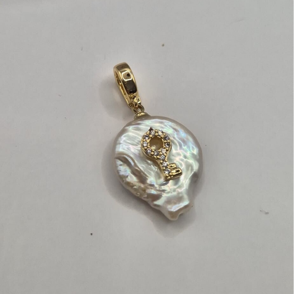 Zoetwaterparel bedel met sleutel