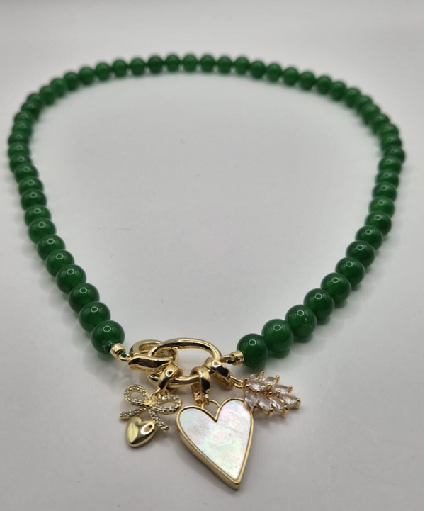 Groene kralen ketting met 3 bedels: Parelmoer hart, strik & leaf