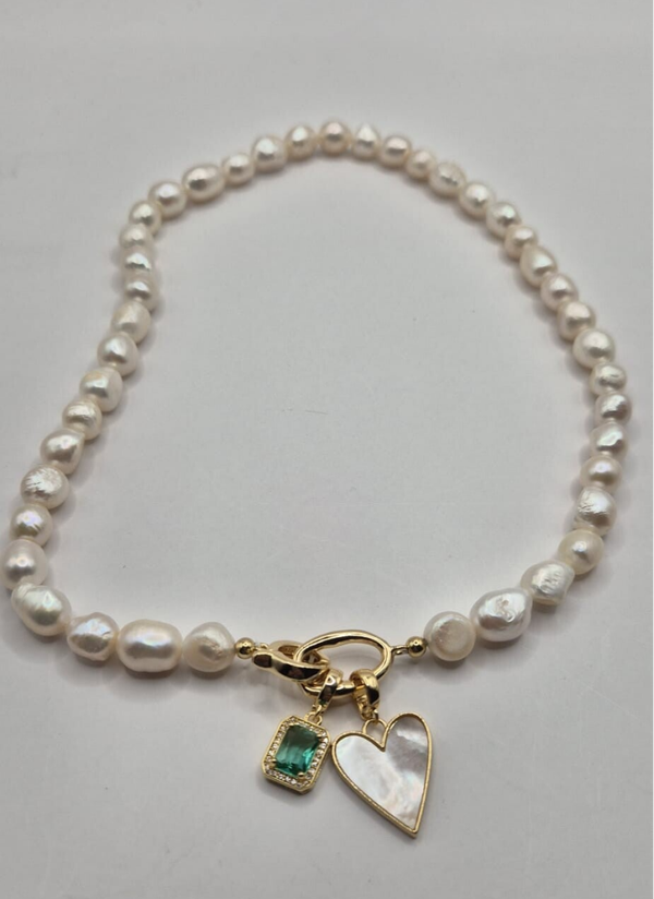 Zoetwaterparel ketting met 2 bedels: Parelmoer hart & smaragdgroene steen