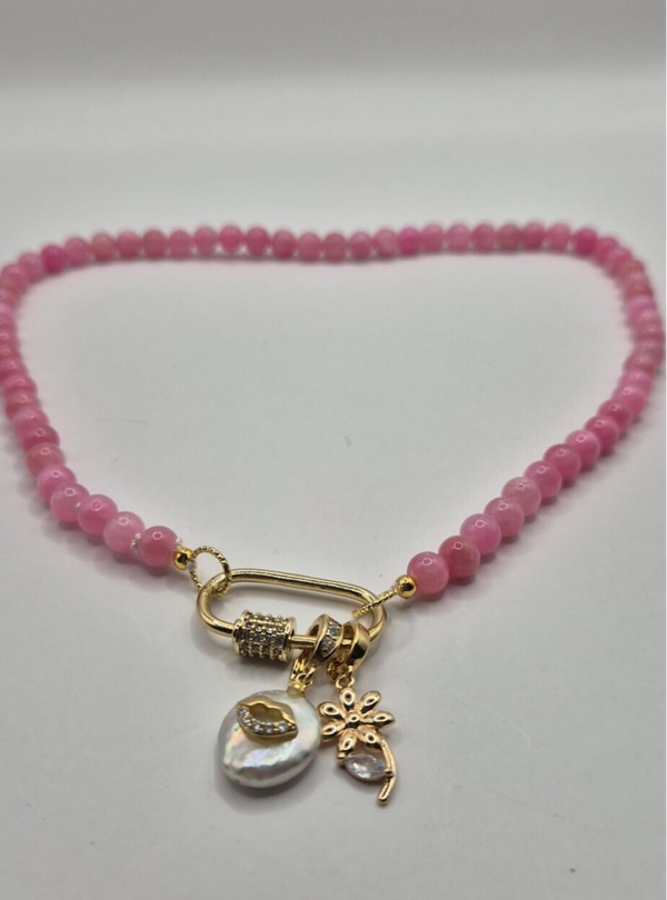 Licht roze kralen ketting met karabijnsluiting en 2 bedels: Lippenparel & Bloem